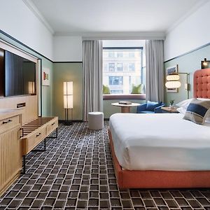 Zimmer mit Kingsize-Bett